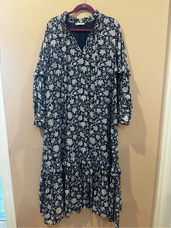 Ophelia & Indigo Dresses & Skirts - Ophelia & Indigo Floral V-Neck Midi Dress - Navy & White